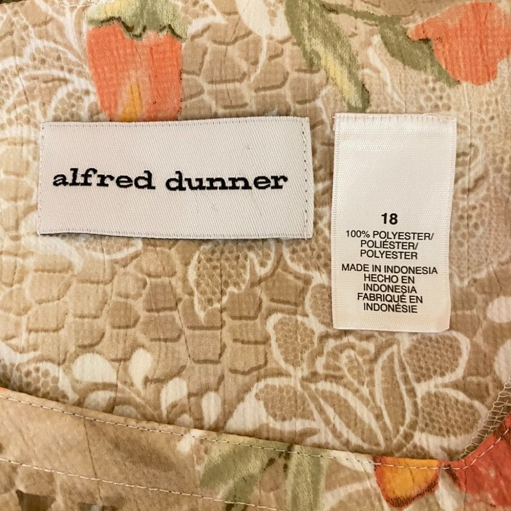Alfred Dunner Floral Blouse Size 18 V-Neck Embellished Neckline - Picture 5 of 6